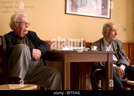 Deux vieillards assis dans un café Le café du matin avoir Rethymnon Crète Grèce Banque D'Images