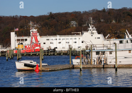 Car-ferry et le port de remorqueur, Port Jefferson, Long Island, NY Banque D'Images