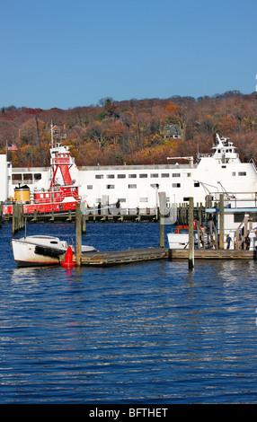 Car-ferry et le port de remorqueur, Port Jefferson, Long Island, NY Banque D'Images