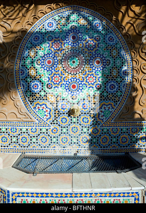 Fontaine de la rue Sidi el Yamani décorée de carreaux de mosaïque, Marrakech, Maroc Banque D'Images