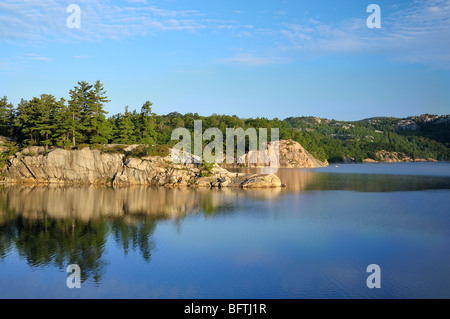 Falaises et pointes rocheuses reflété dans le lac George, Killarney Provincial Park, Ontario, Canada Banque D'Images