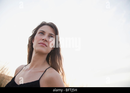 Femme marche sur la plage Banque D'Images