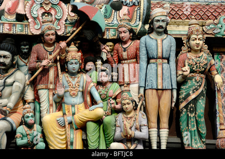 Dieux hindous ou divinités sur le toit de la tour d'entrée ou de l'Gopuram Sri Mariamman Temple (f. 1827), Chinatown, Singapour Banque D'Images