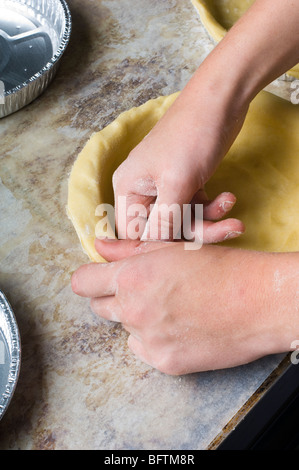 Revêtement d'un moule pour la production commerciale de cheesecake Yorkshire curd Le Royaume-Uni Banque D'Images