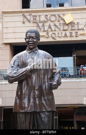 Statue de Nelson Mandela, situé à Johannesburg, la place Nelson Mandela, Afrique du Sud, Novembre 2009 Banque D'Images