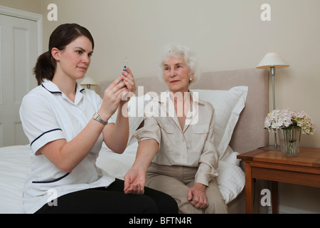 La préparation de l'injection pour femme infirmière Banque D'Images