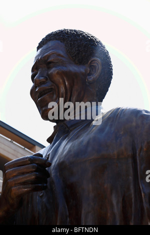 Statue de Nelson Mandela, situé à Johannesburg, la place Nelson Mandela, Afrique du Sud, Novembre 2009 Banque D'Images