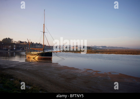 Lever du soleil à Blakeney, avec 'Norfolk' Juno une réplique Thames Barge sur son amarre Banque D'Images