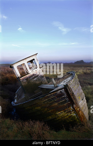 Bateau de pêche abandonnés échoue sur la côte de Norfolk Banque D'Images