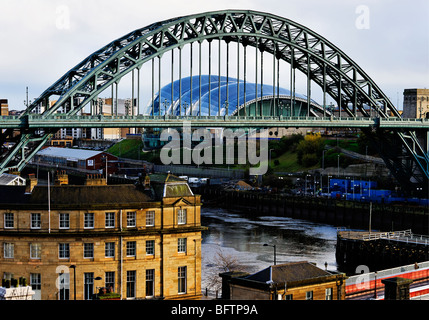 Le pont Tyne et Gateshead's Sage Concert Centre vue depuis le donjon à Newcastle upon Tyne Banque D'Images