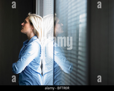 Femme contre la pensée, fenêtre Banque D'Images