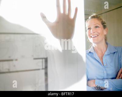 L'homme et la femme derrière blue prints Banque D'Images