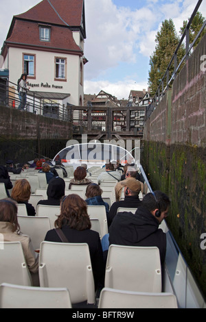 Les passagers sur le bateau dans l'écluse de Strasbourg Bas Rhin Alsace France Banque D'Images