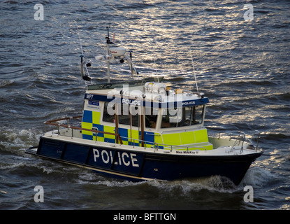 Une vedette de police patrouillant sur la Tamise près de Southwark, Londres, Royaume-Uni. Banque D'Images