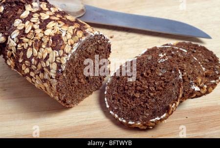 Gros plan sur un pain de seigle pumpernickel tranché Banque D'Images