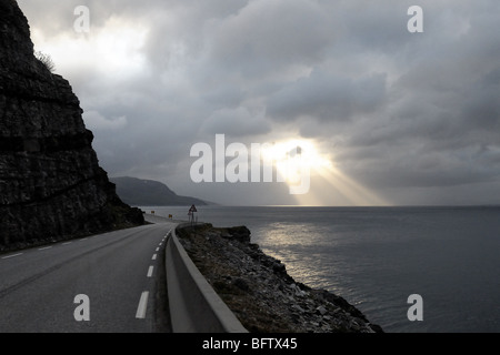 Une route vide à Cap Nord. Le soleil est brillant à travers les nuages lourds tout comme si Dieu me regarde debout sous Banque D'Images