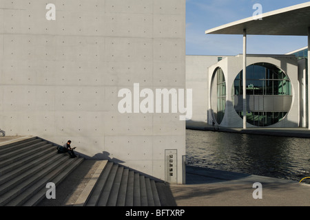 Berlin. L'Allemagne. Band des Bundes Ministères de gouvernement complexe est à cheval sur la rivière Spree. Banque D'Images