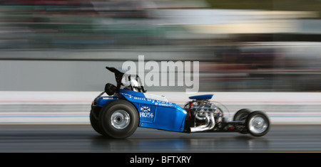 Un hot rod dragster accélérant la bande à Santa Pod. Banque D'Images