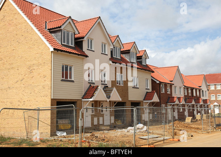 En vertu de nouvelles maisons de ville sur un chantier de construction Banque D'Images