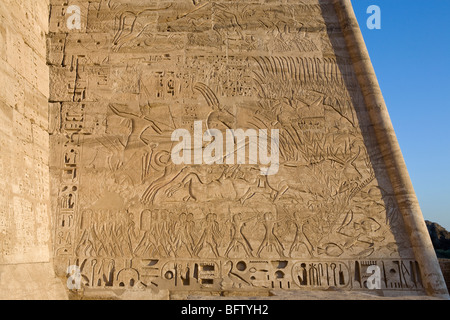 Close up de reliefs sur Premier pylône à Médinet Habou, temple funéraire de Ramsès III, rive ouest du Nil, Louxor, Egypte Banque D'Images