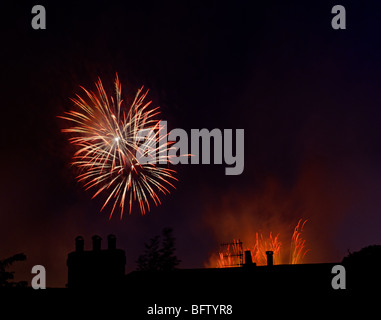 D'artifice sur les toits et les pots de cheminée Banque D'Images