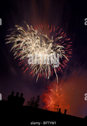 D'artifice sur les toits et les pots de cheminée Banque D'Images