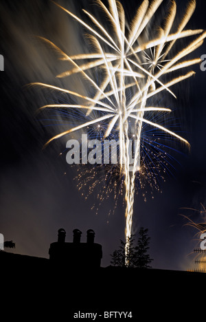 D'artifice sur les toits et les pots de cheminée Banque D'Images