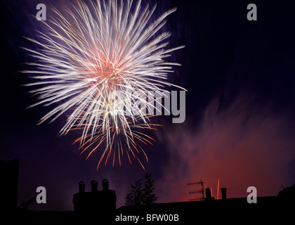 D'artifice sur les toits et les pots de cheminée Banque D'Images