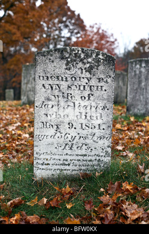 Milieu du 19ème siècle porté sur une pierre tombale de granit sombre jour d'automne dans le vieux cimetière de l'Église réformée de la vallée de Prospect Walker New York Banque D'Images