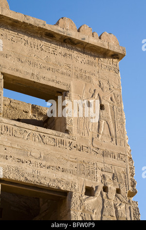 Le Migdol, la haute porte dans le temple du pharaon Ramsès III, Médinet Habou, Cisjordanie, Luxor, Egypte Banque D'Images