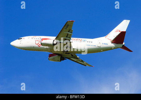 Boeing 737 exploité par BMI baby notre escalade de décoller à Birmgham Airport, UK. Banque D'Images