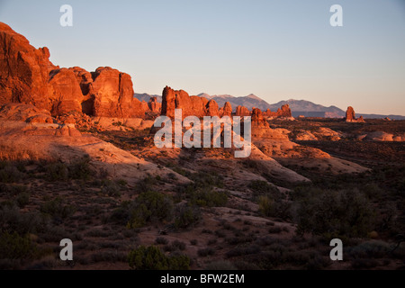 À l'est vers les panoramas des plus Section Windows au coucher du soleil, Arches National Park Banque D'Images