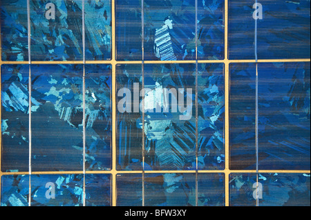 D'alimentation du panneau électrique solaire sur un toit solaire énergie silizium blue chip silicium wafer silicium allemagne europe à alimentation solaire Solar-pow Banque D'Images