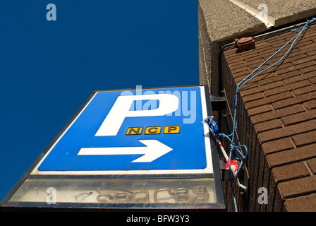 Parking ncp pour signer avec flèche dirigée vers la droite et la lettre P, à Kingston upon Thames, Surrey, Angleterre Banque D'Images