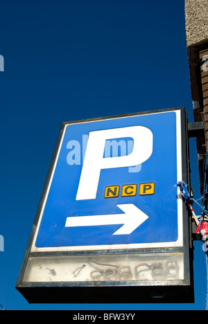 Parking ncp pour signer avec flèche dirigée vers la droite et la lettre P, à Kingston upon Thames, Surrey, Angleterre Banque D'Images