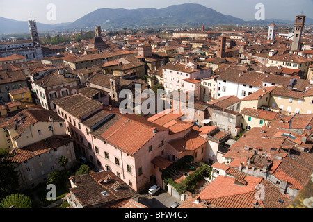 Une vue sur les toits de Rome pour les montagnes au loin Banque D'Images