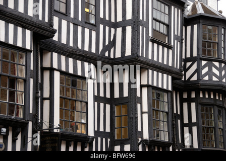 Tudor à colombages la façade de l'immeuble dans la ville de Shrewsbury, Shropshire, England, UK Banque D'Images