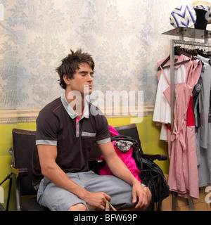 Jeune homme en attente en relaxant  + shop Banque D'Images