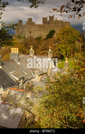 La colline, château de Harlech, donnant sur le toits de maisons dans les villes ci-dessous Snowdonia au Pays de Galles UK Banque D'Images