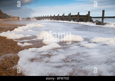 Mousse de marée haute sur la plage à Happisburgh, Norfolk Banque D'Images