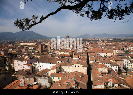 Une vue sur les toits de Rome pour les montagnes lointaines montrant la Torre delle Ore Banque D'Images