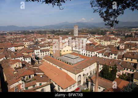 Une vue sur les toits de Rome pour les montagnes au loin Banque D'Images