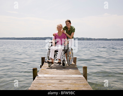 Femme et senior woman in wheelchair Banque D'Images