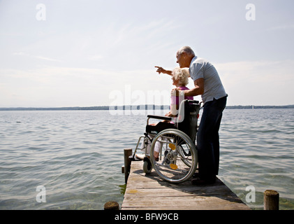 Man and Woman in wheelchair Banque D'Images
