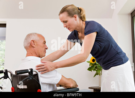 Woman helping senior man Banque D'Images