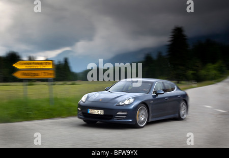 Porsche Panamera berline sport de conduire sur la route en Allemagne Banque D'Images