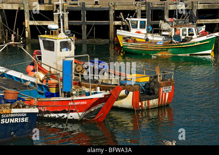 Petits bateaux de pêche bateau amarré dans le port intérieur de Scarborough North Yorkshire Angleterre Royaume-Uni GB Grande-Bretagne Banque D'Images