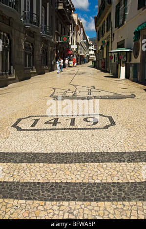 Une des nombreuses rues décorées de mosaïques de la ville Centre ville Funchal Madère Portugal UE Europe Banque D'Images