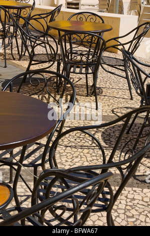 Tables et chaises vides à un café à l'extérieur de l'UE Europe Portugal Madère Funchal Banque D'Images