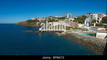 Vue panoramique sur les hôtels de luxe sur la côte du front de mer Côte Funchal Madère Portugal UE Europe Banque D'Images